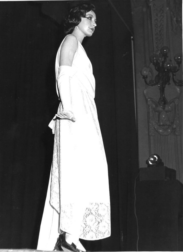 Vestido blanco en pasarela Purificación Velarde